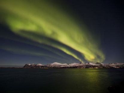 Una aurora boreal, producto de las tormentas solares que chocan con el campo magnético de la Tierra.