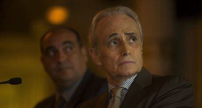 El tenor Josep Carreras, junto al periodista Xavier Bosch.