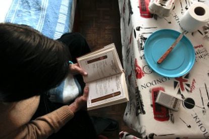 Álvaro leyendo una guía de puros, vestigio de un pasado más próspero.