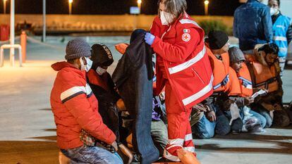 Personal de la Cruz Roja atiende a migrantes rescatados en el puerto de Roccella Ionica, en Calabria, el 16 de noviembre.