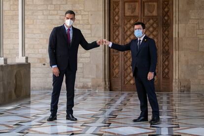 El presidente Pedro Sánchez (izquierda) y el jefe de Gobierno, Pere Aragonès, se saludan en el Palau de la Generalitat.