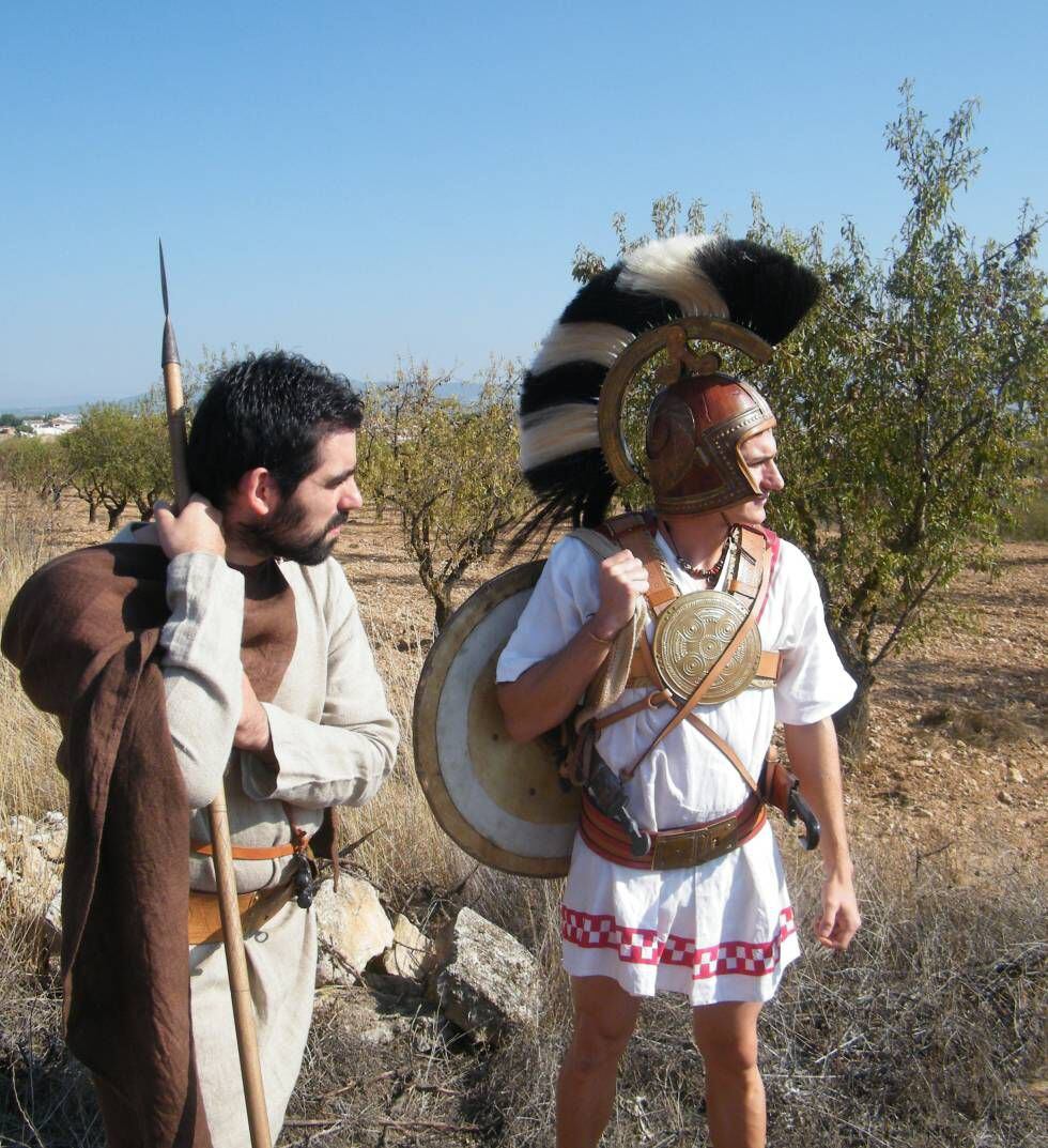 Dos miembros de un grupo de reconstrucción histórica caracterizados de guerreros iberos