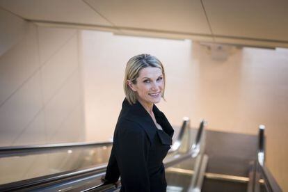 Clare McAndrew, en una de las escaleras de Caixaforum de Barcelona. 