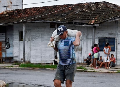 Un hombre cargaba una bolsa con comida en Batabano (Cuba), el lunes.