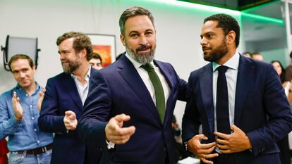 El presidente de Vox, Santiago Abascal, en el centro, junto al secretario general de su partido, Ignacio Garriga, a la derecha. Detrás de Abascal, el portavoz parlamentario, Iván Espinosa de los Monteros, este lunes en su sede de Madrid.