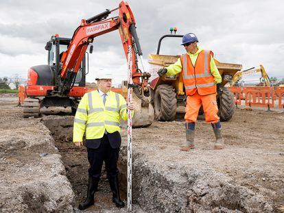 El primer ministro Boris Johnson en una visita a las obras de una fábrica de Siemens el 6 de julio.