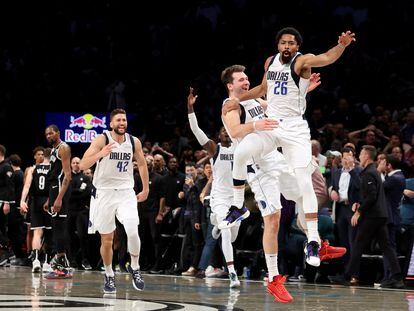 Spencer Dinwiddie celebra junto a Luka Doncic el triple que le dio la victoria a Dallas sobre la bocina en Brooklyn el pasado 17 de marzo.