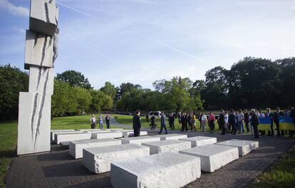 El monumento por la masacre de Volinia en Varsovia (Polonia), durante un homenaje con el presidente ucranio, Petro Poroshenko, el 8 de julio.