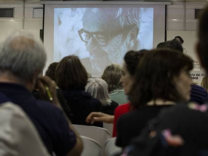 Homenaje a Claudio López Lamadrid, ayer en la Feria del Libro de Madrid.