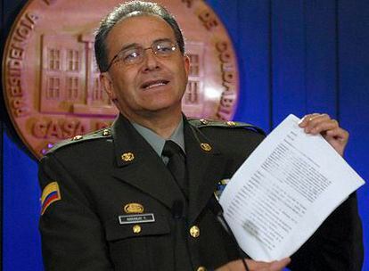 El director general de la Policía colombiana, Óscar Naranjo, muestra un documento a la prensa.