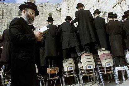 Ultraortodoxos judíos, ante el muro de las lamentaciones de Jerusalén, en febrero de 2001.