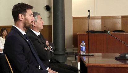 Messi y su padre, en la sala de la Audiencia de Barcelona en junio de 2016.