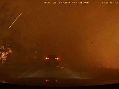 Fotograma del video del conductor atravesando el incendio en Halifax, Canadá, el 28 de mayo 2023.
