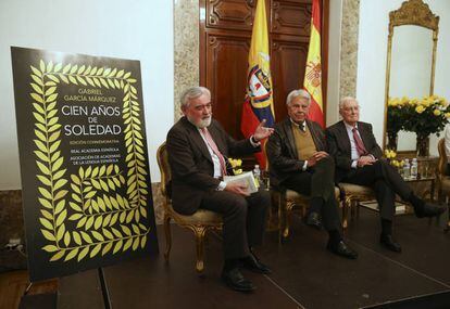 Desde la izquierda, Dar&iacute;o Villanueva, Felipe Gonz&aacute;lez y V&iacute;ctor Garc&iacute;a de la Concha, en la presentanci&oacute;n. 