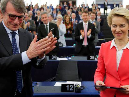 David Sassoli aplaude a Ursula von der Leyen, este miércoles en el Parlamento Europeo.