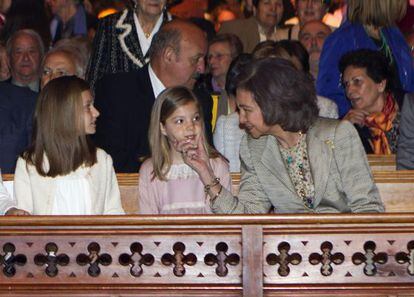 La reina Sofía, junto a sus nietas, la princesa Leonor y la infanta Sofía.