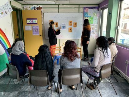 
La novena edición de los Premios al Voluntariado Universitario de la Fundación Mutua ha reconocido con 10.000 euros esta iniciativa, promovida por la ONG Aire, que brinda apoyo integral a mujeres refugiadas embarazadas o con menores lactantes a través de Elna Maternity Center, un centro de acogida ubicado en Atenas. 
