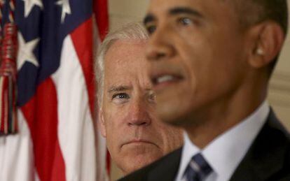 Joe Biden mira al presidente Barack Obama durante el anuncio sobre Irán