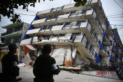 Militares observan el hotel Ane Centro, afectado por un sismo en el municipio de Matías Romero, en el estado mexicano de Oaxaca (México).