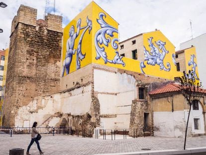Parte de la muralla y un mural de cerámica en Talavera de la Reina (Toledo).