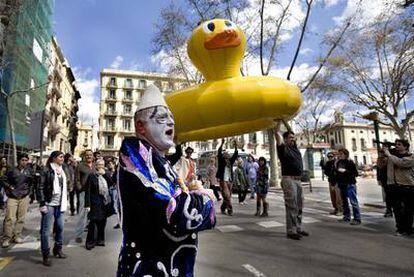 Acción de Leo Bassi a las puertas del Foro de Industrias Culturales, ayer en Barcelona.