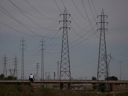 Un tendido eléctrico a las afueras de Sevilla.