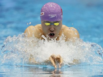 Qin Haiyang nada la final de 200 braza, en los Mundiales de Fukuoka.