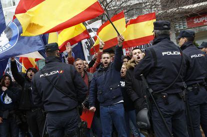 Integrantes del Hogar Social Madrid, en la manifestación de Tetuán.