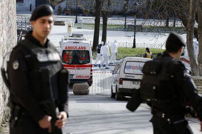 La policia turca busca proves després de l'atemptat al centre turístic d'Istanbul.