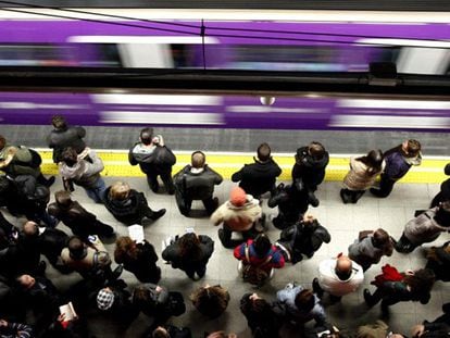 Un convoy del metro pasa por la estación de Nuevos Ministerios en enero de 2013.