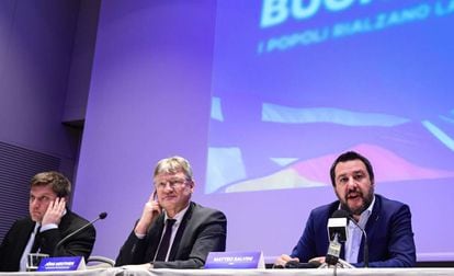 Desde la derecha, el líder de la Liga, Matteo Salvini, el portavoz de AfD Joerg Meuthen y el dirigente de Verdaderos Finlandeses Olli Kotro, en un acto conjunto en Milán el 8 de abril.