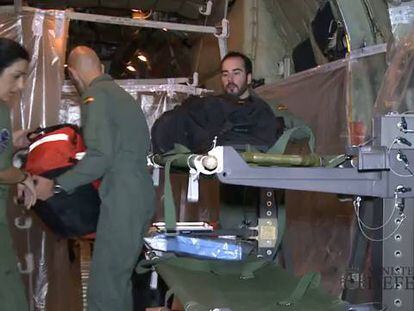 Miembros del Ejército preparan el Hércules C-130 que repatriará al misionero español Manuel García Viejo.