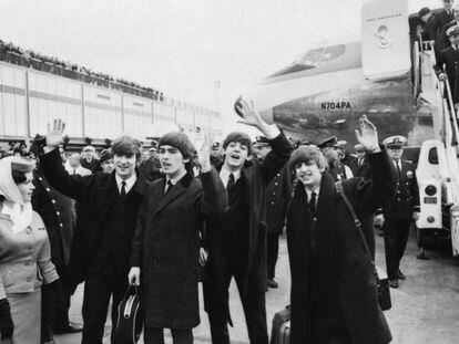 Los integrantes de los Beatles llegan al aeropuerto John F. Kennedy de Nueva York, en 1964. 