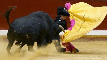 Manzanares recibe a un toro en agosto en la plaza de San Sebastián.