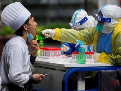 Un cocinero se somete a una prueba de coronavirus en Shanghái