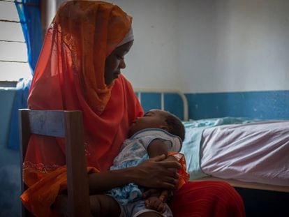 Sulhiya, 17 años, sostiene en brazos a su hija recién nacida en el centro de salud de Uroa, en Zanzíbar.