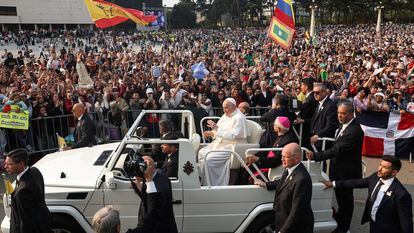 El Papa, a su llegada al santuario de Fátima este sábado, donde le aguardaban miles de peregrinos.