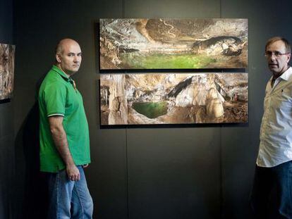 Javier Casado (izquierda) y Alberto Cordero junto a las fotografías panorámicas sobre cavidades subterráneas.
