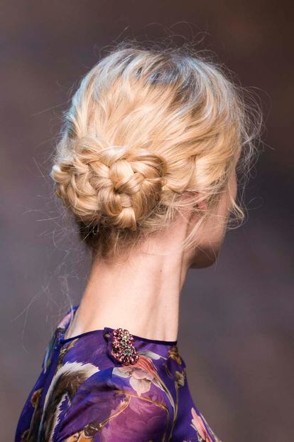 Dolce & Gabbana apuesta por las melenas onduladas que se recogen en forma de moño trenzado. Hacer una trenza y enrollarla circularmente puede ser una forma fácil de replicar la esencia del peinado.