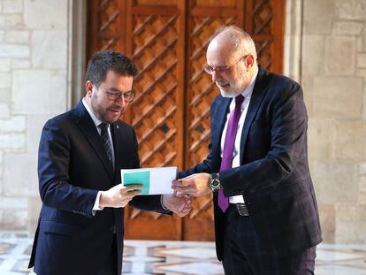 El 'president' Pere Aragonès y el director del Instituto de Estudios del Autogobierno, Joan Ridao, el pasado martes en el Palau de la Generalitat.