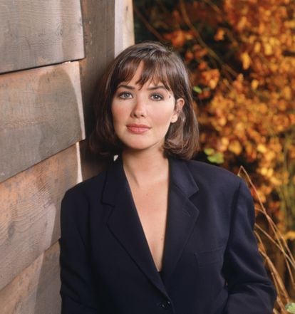 Janine Turner, que daba vida a Maggie O'Connell, en una imagen promocional de 'Doctor en Alaska' de 1994.