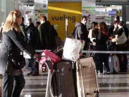 Varios pasajeros, en la cola de check-in en el aeropuerto de Barcelona.