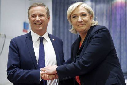 Marine Le Pen y Nicolas Dupont-Aignan al anunciar este s&aacute;bado su alianza