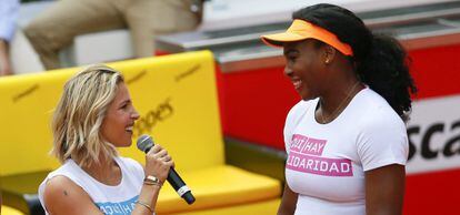 La actriz Elsa Pataky y la número uno mundial, Serena Williams, durante el acto solidario que organizó el torneo en la Caja Mágica para recaudar fondos