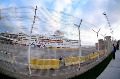 Imagen de la valle que separa las instalaciones del Puerto de Santander de la ciudad.