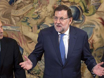 Rajoy, este miércoles en La Zarzuela, donde ha bromeado con los periodistas sobre la crisis de Gobierno.