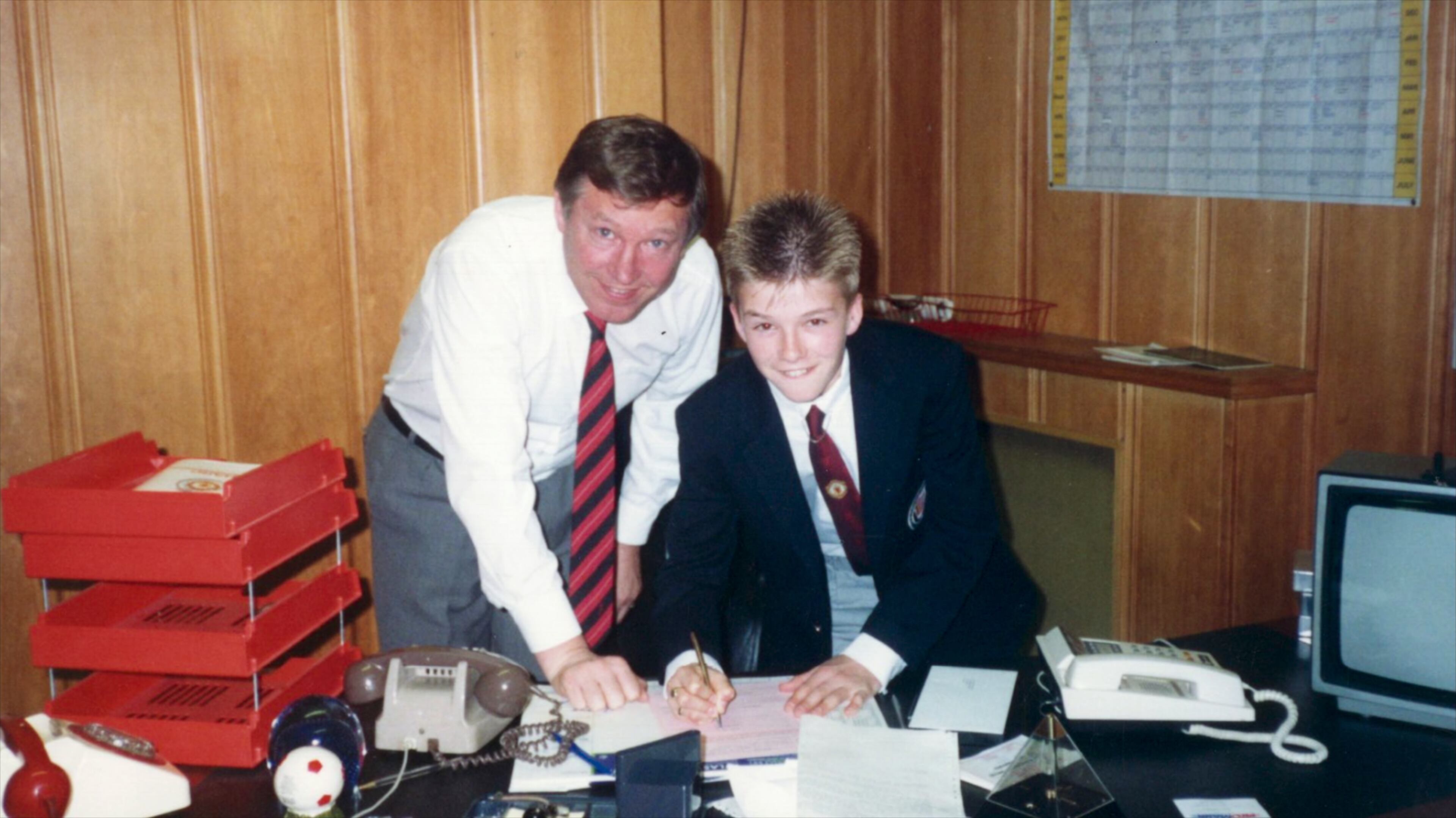 Alex Ferguson y David Beckham, con 14 años, el día que fichó por el Manchester United.
