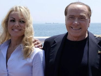 Silvio Berlusconi y Francesca Pascale en un acto del partido Forza Italia.