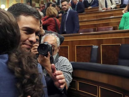 El secretario general del PSOE, Pedro Sánchez, saluda al líder de Podemos Pablo Iglesias, en el hemiciclo del Congreso tras el debate de la moción de censura presentada por su partido. 