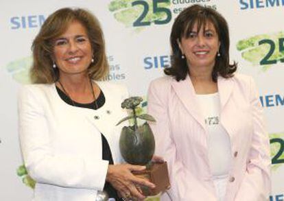 La alcaldesa de Madrid, Ana Botella, recibe el premio de manos de la presidenta de Siemens en Espa&ntilde;a, Rosa Garc&iacute;a. 